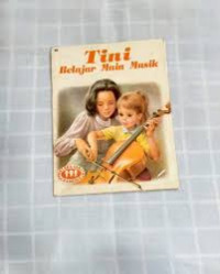 Tini belajar main musik